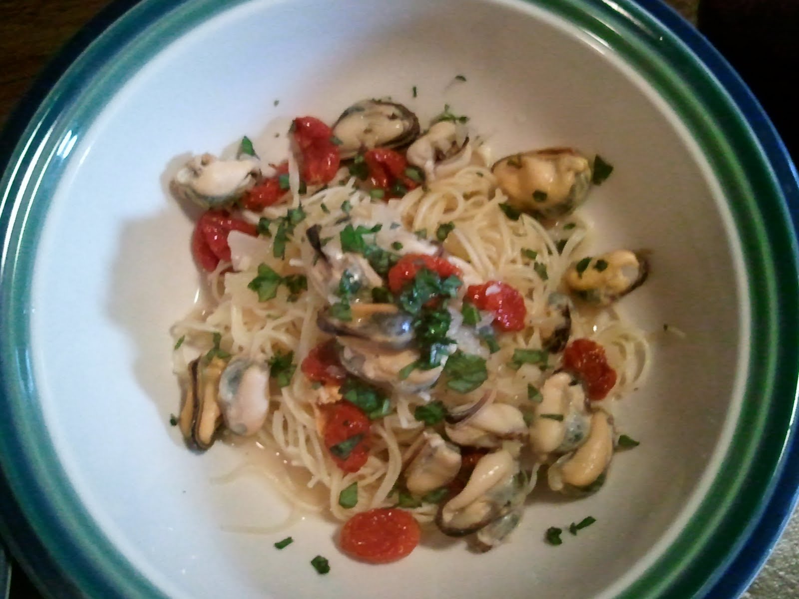 K I T C H E N 4 0 1 48 Steamed Mussels / White Wine Garlic Broth