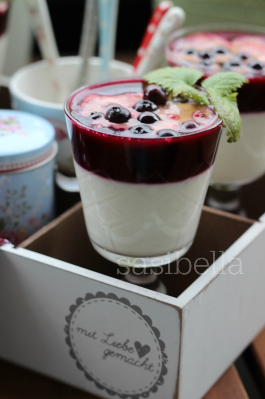 Joghurtcreme mit gemischten Beeren und Karamelltopping - Sasibella