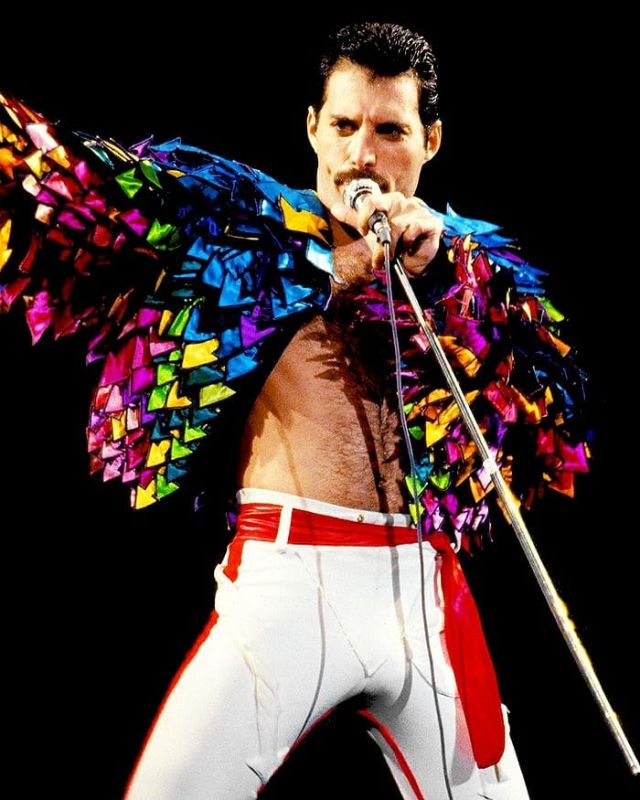 50 Candid Photographs of Freddie Mercury on Stage That Still Rock You