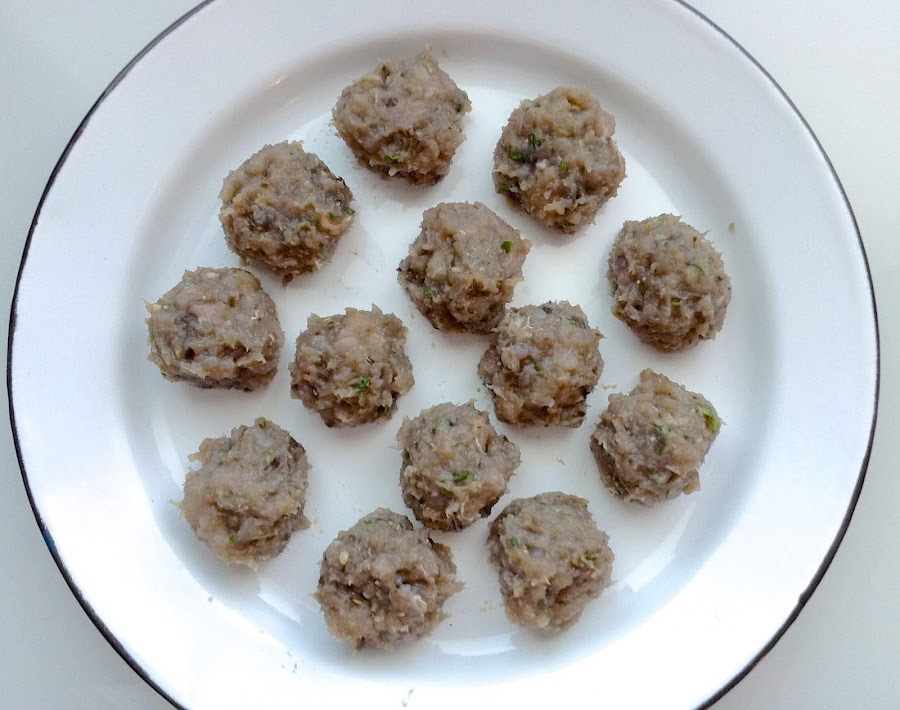 Albóndigas de berenjena en crudo. Antes de freir.
