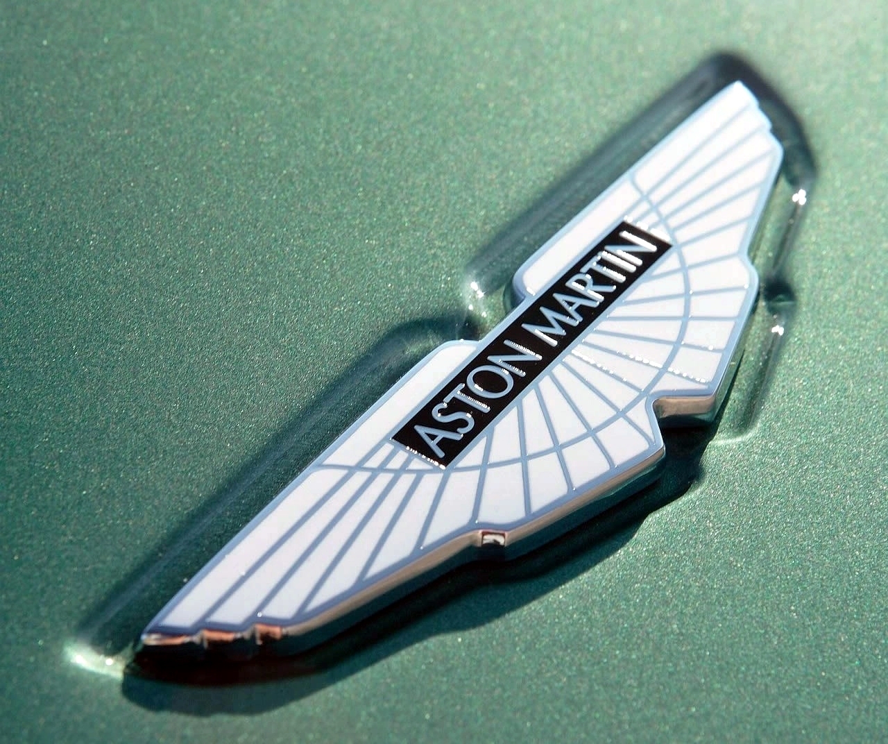 Логотип автомобиля марки Aston Martin