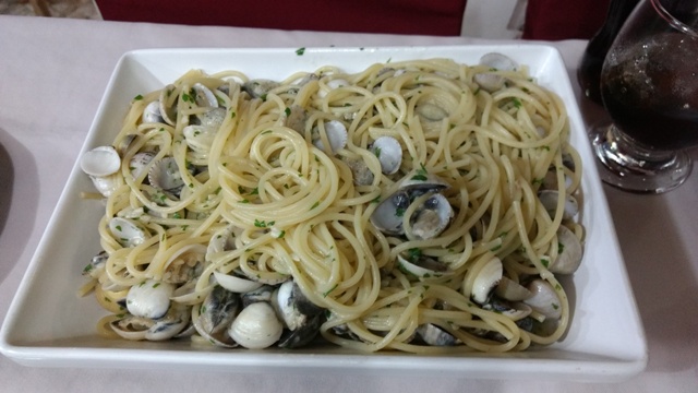 Prato com Spaghetti, macarrão, com vongoles. Vongoles são pequenas conchas, frutos do mar.
