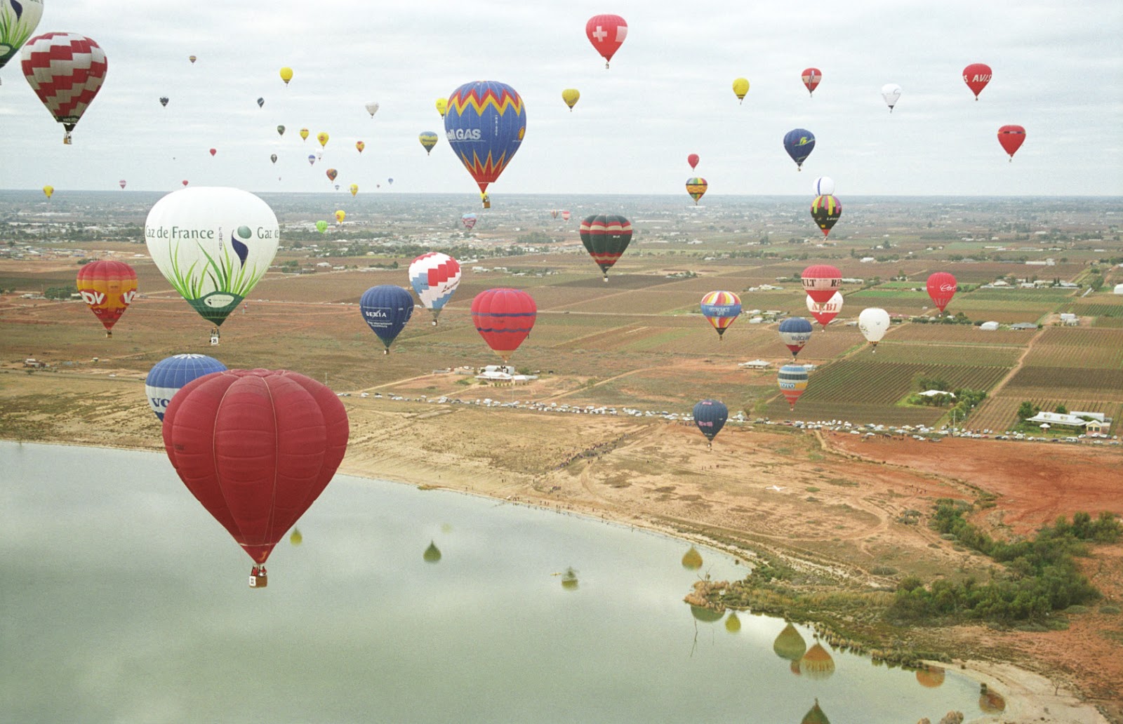Воздушных шаров в крыму. Воздушные шары в Крыму. Туризм на воздушном шаре. Воздушный шар в Крыму. Фестиваль воздушных шаров в Коктебеле.