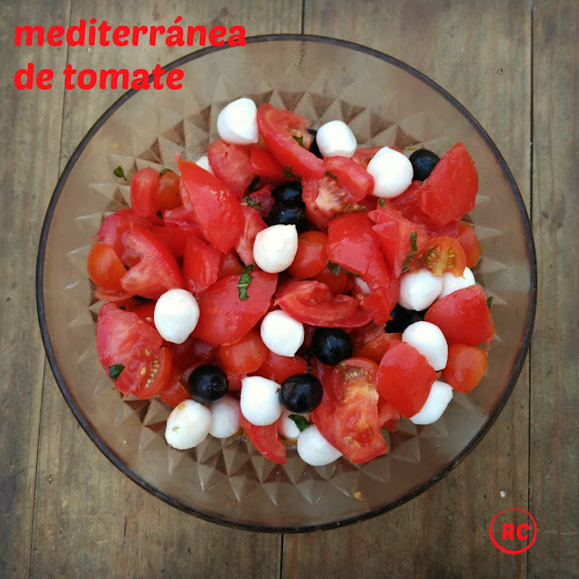 ENSALADA-MEDITERRÁNEA-DE-TOMATE-BY-RECURSOS-CULINARIOS