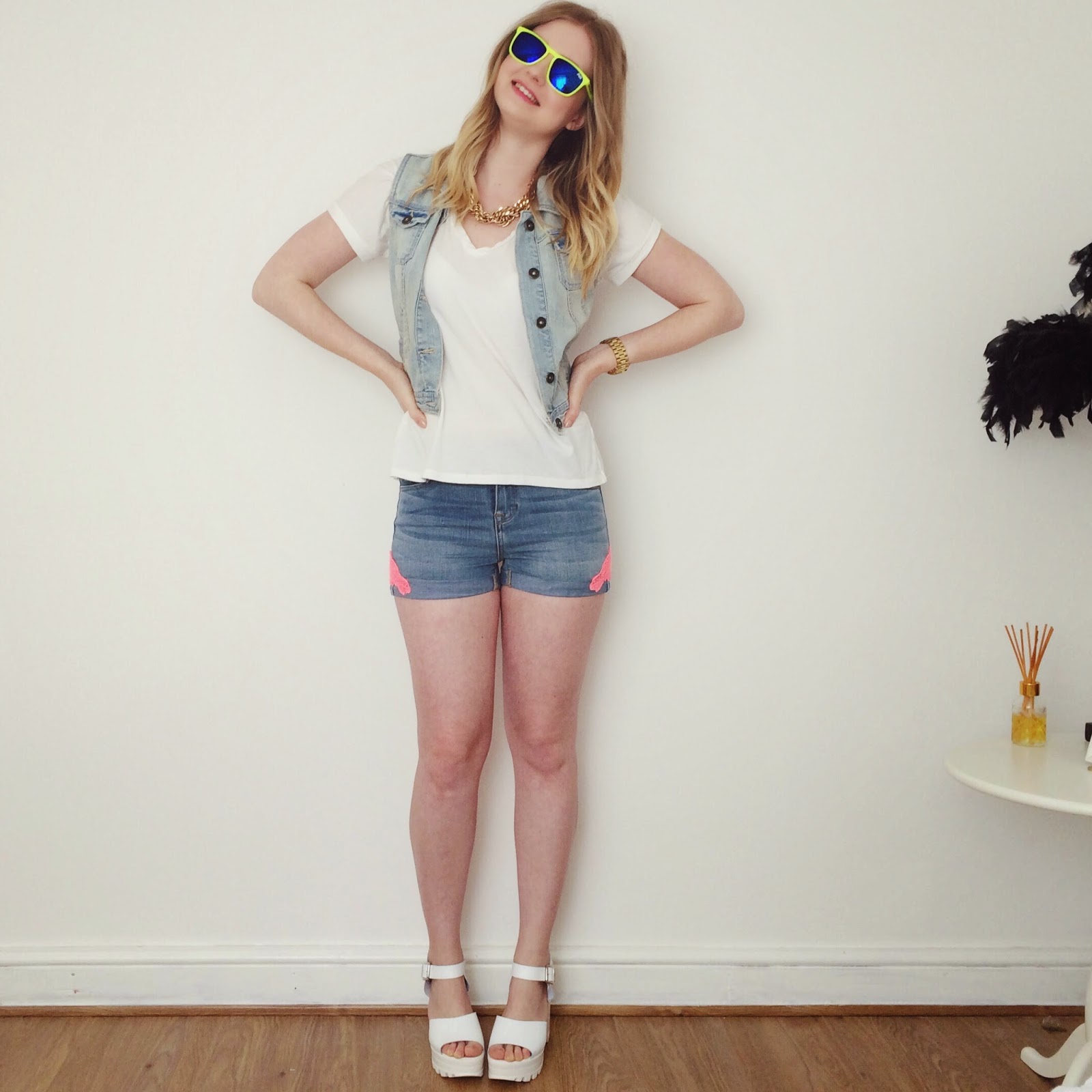 Festival outfit, beach outfit, Superdry denim shorts, fashion bloggers