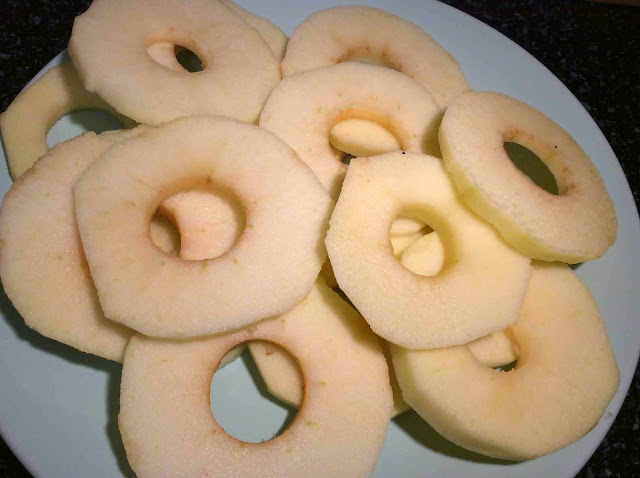 Manzanas peladas cortadas a rodajas