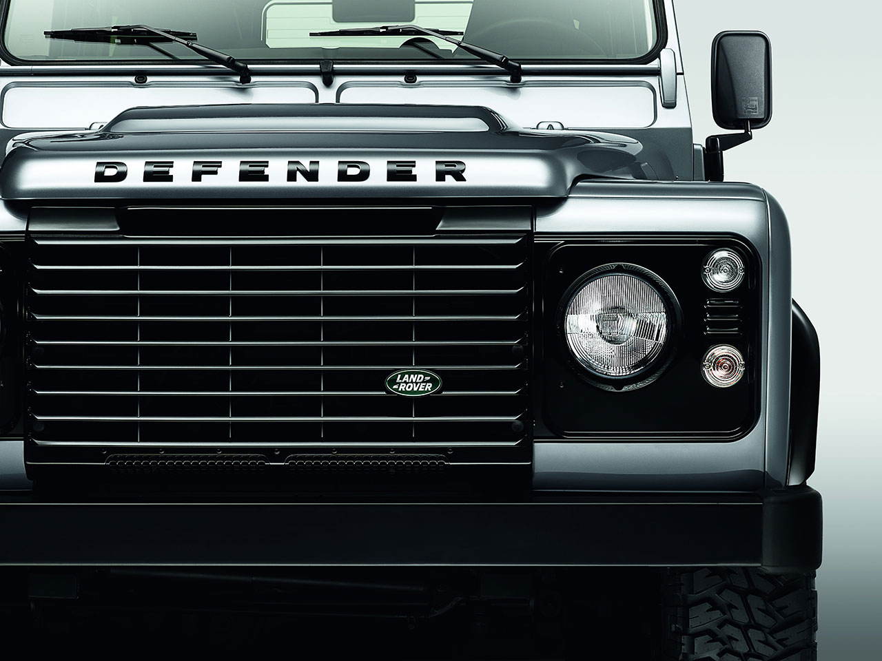 Land Rover Silver and Black Pack