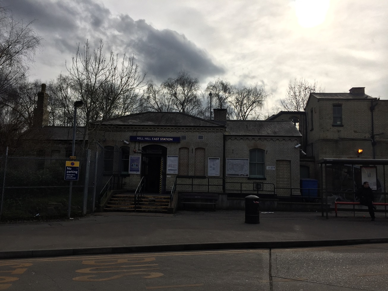 A Suburban Wander from Mill Hill Broadway to Mill Hill East, London N7