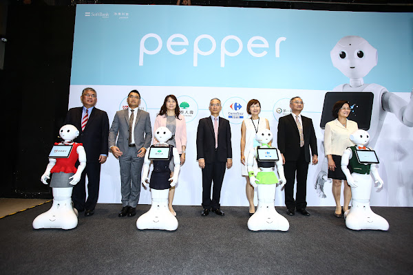 台新銀行、國泰人壽、家樂福、第一銀行所「聘用」的Pepper各自穿上各自所屬企業的制服。圖片來源:蔡仁譯攝影。 台新銀行、國泰人壽、家樂福、第一銀行所「聘用」的Pepper各自穿上各自所屬企業的制服。圖片來源:蔡仁譯攝影。