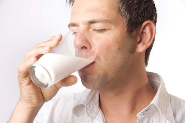 अलग-अलग वक्त पर दूध पीने के फायदे