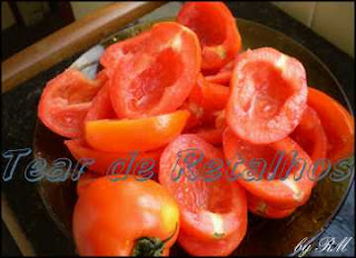 cortar os tomates ao meio e retirar as sementes
