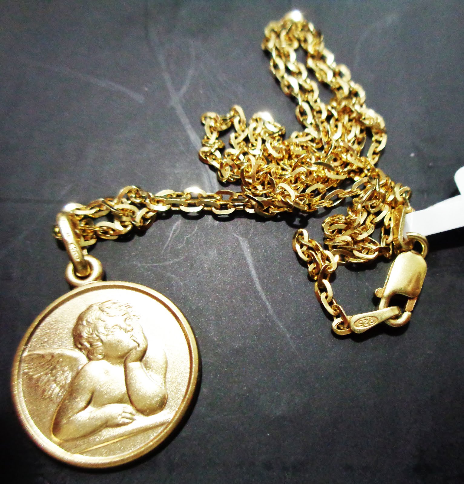 Cadena y medalla con un ángel de la guarda de plata dorada