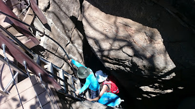 eu e Léo descendo a escada do Sancho