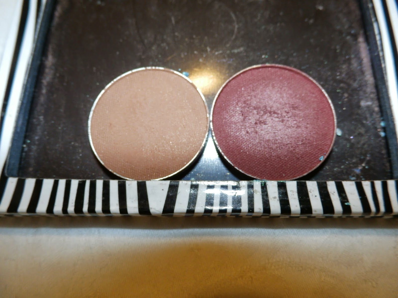 My Makeup Issues Makeup Geek MUG Eyeshadows in Latte and Bitten Review