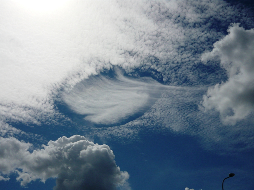 Явления в небе. Ледяные облака в небе. Дырявое облако» в небе над Австралией. Эффект Fallstreak в перисто- кучевых облаках.