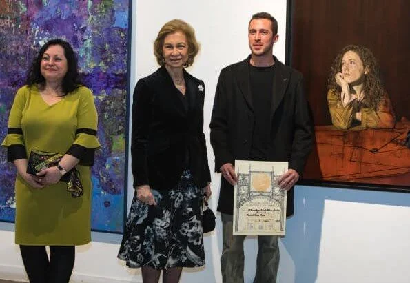 Artist Manuel Diaz Mere. Queen Sofia Paint and Sculpture Award. The queen wore a floral print dress by Adolfo Domínguez