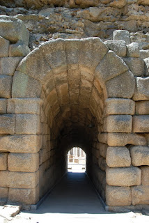 Vomitorio accesso o porta d' accesso seguita da una breve galleria che portava all' interno degli anfiteatri romani