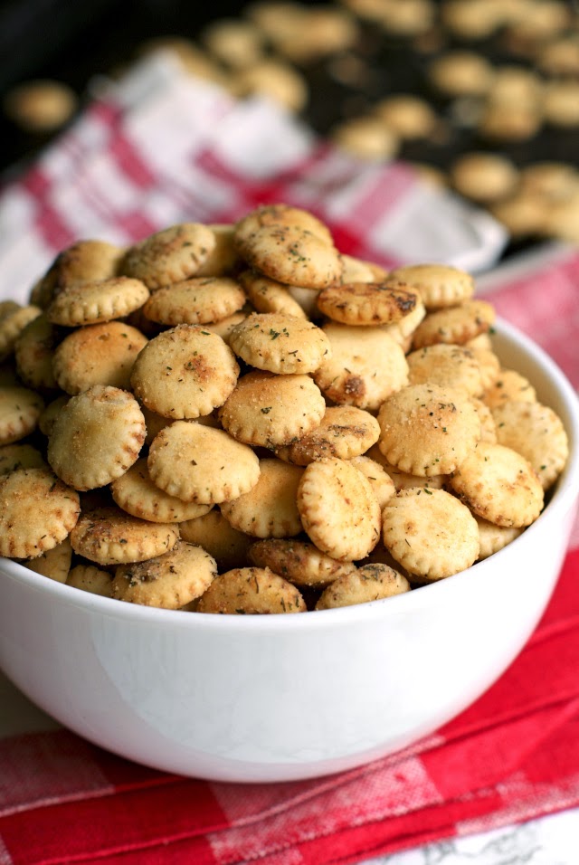 Easy Ranch Oyster Crackers | thetwobiteclub.com