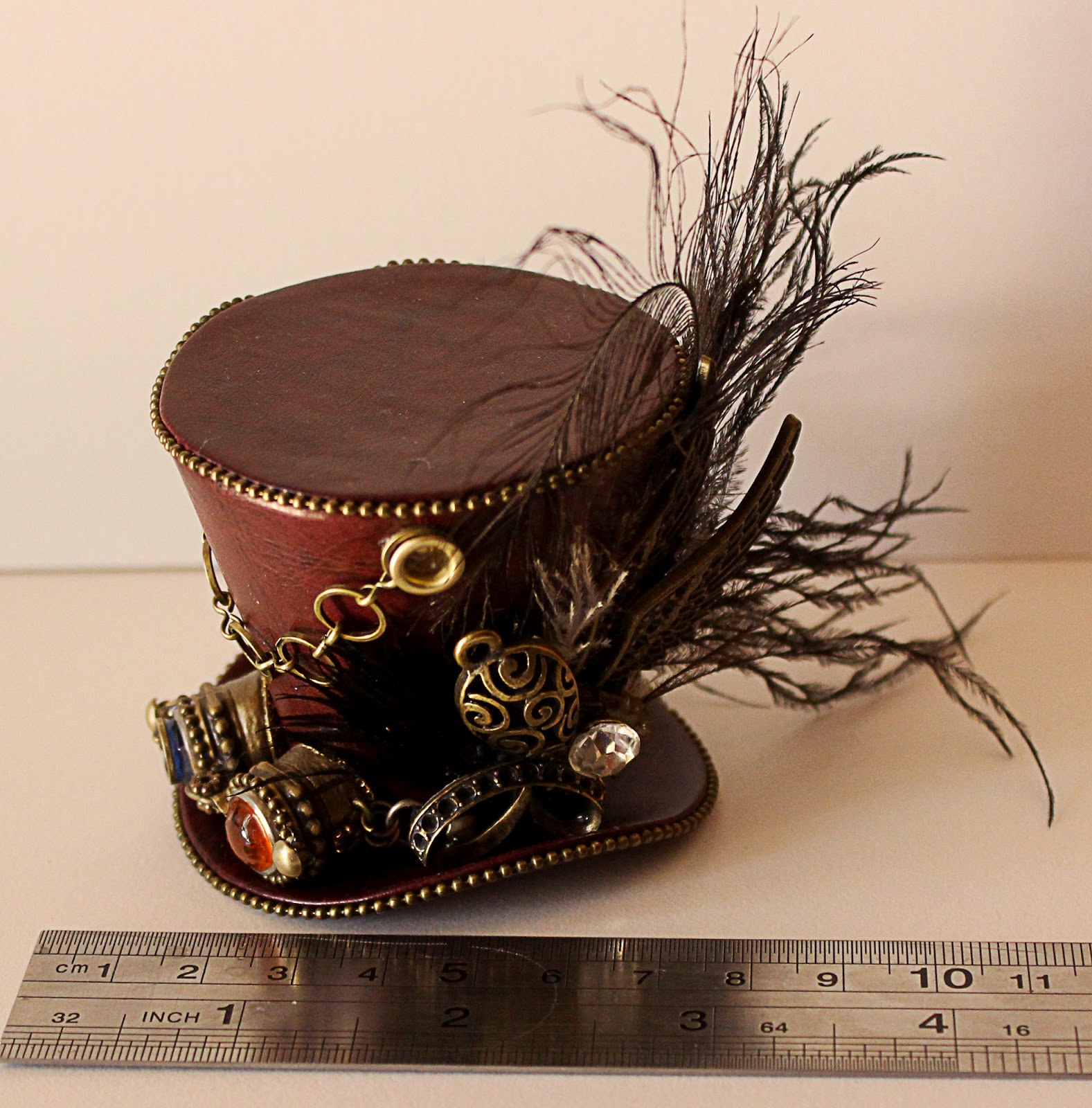Шляпа цилиндр 8. Шляпа цилиндр с перьями. Украшение шляпы цилиндра. Шляпа цилиндр украсить. Торт шляпа цилиндр.