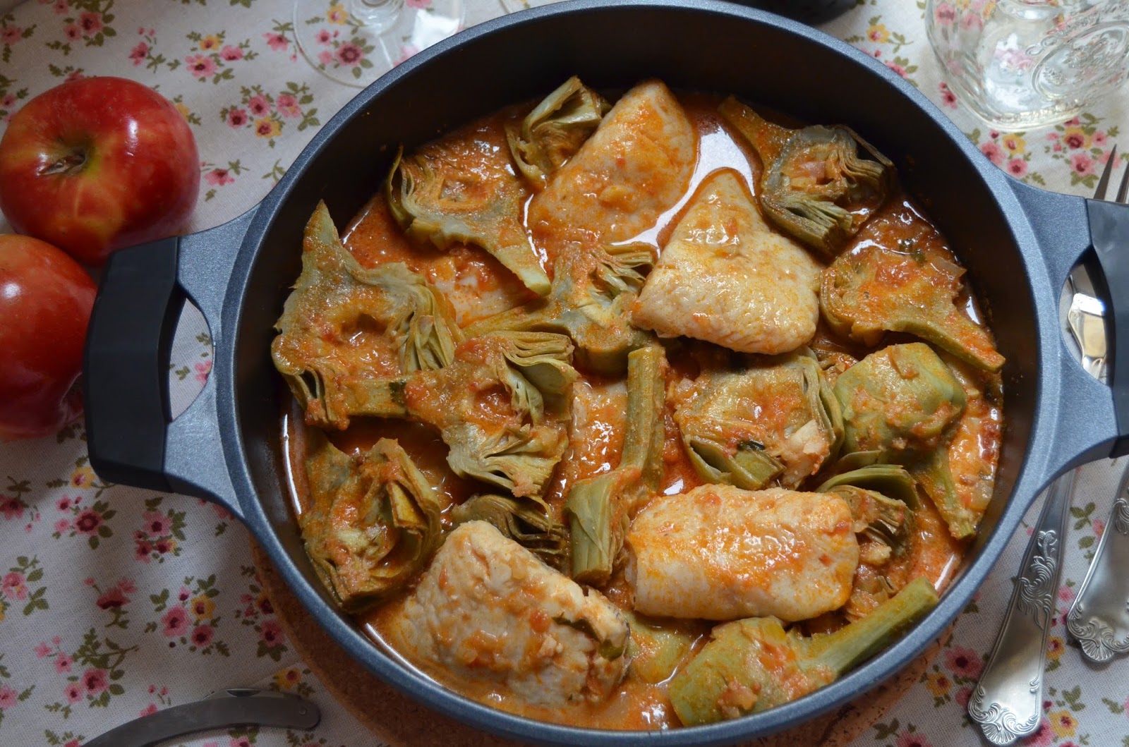 Guiso de alcachofas con merluza. Cuchillito y Tenedor
