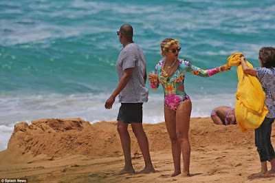 16 Beyonce & JayZ show rare PDA on a beach in Hawaii (photos)