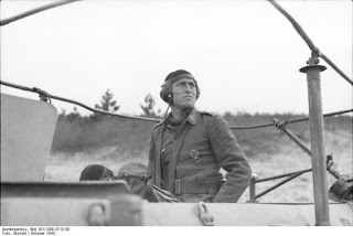 Bundesarchiv_Bild_101I-088-3710-08%252C_Russland%252C_Fliegerleitoffizier_auf_Sch%25C3%25BCtzenpanzer.jpg