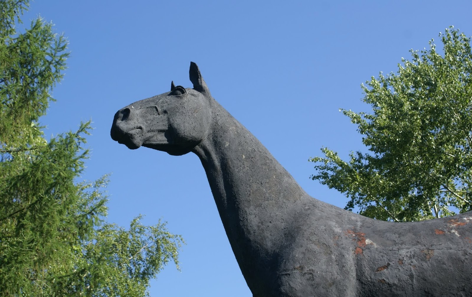 Памятник коню в москве