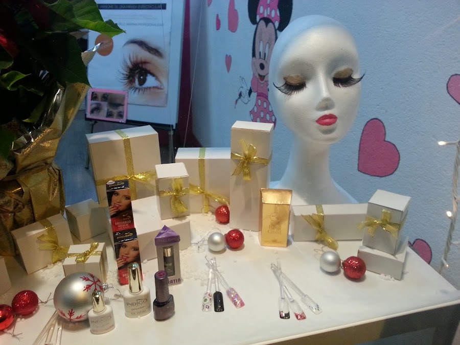 Escaparate navideño centro de uñas de gel y estetica