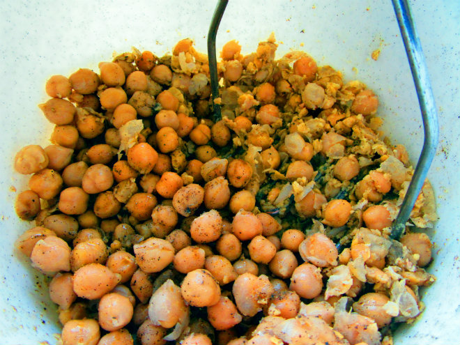 Salmon with chickpeas and capers by Laka kuharica: combine chickpeas, cumin, salt, pepper and olive oil