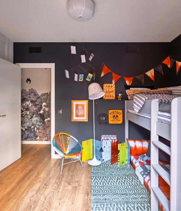 Un piso con un interior lleno de color y atrevimiento decorado con muebles asequibles blog chicanddeco