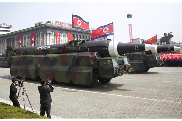 Triều Tiên khoe tên lửa trong một cuộc diễu binh kỷ niệm 105 năm ngày sinh cố lãnh tụ Kim Nhật Thành. (Ảnh: AP)