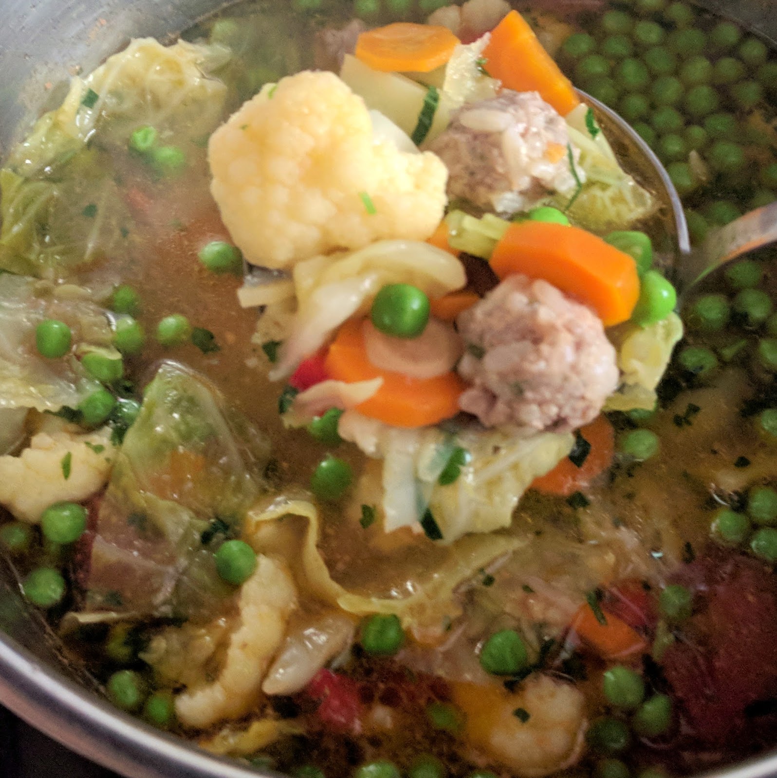 - Querbeet Gemüse Suppe mit Fleischklösschen