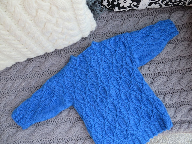 Sweterek dla dziecka na drutach.