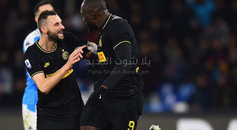 انتر ميلان يعود للصدارة بالفوز على نابولي في معقله بثلاثية من الدوري الايطالي