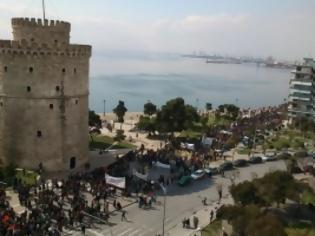 Πάνω από 20.000 διαδηλωτές στην πορεία στη Θεσσαλονίκη κατά των μεταλλείων χρυσού στις Σκουριές