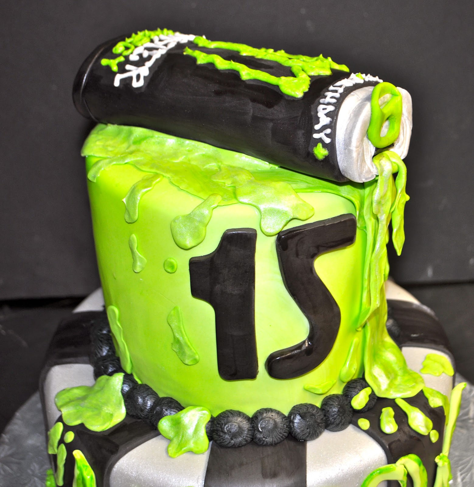 leah-s-sweet-treats-monster-energy-drink-cake