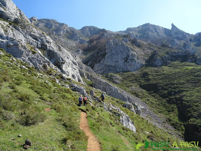 Entrando en la Canal de las Cuevas de Peña Mea