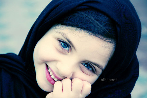 gulus-tebessum-gulumseme-sadakat-sefkat-guzel-olan-her-sey-kucul-masum-kiz1.jpg