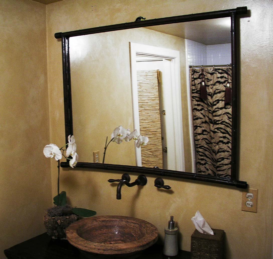 Зеркало в рамке в ванной. Красивые зеркала в ванную. Зеркало с рамкой в ванную комнату. Необычное зеркало в ванную. Декор зеркала в ванной комнате.