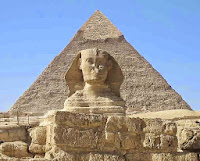 Patung Firaun dengan Piramid
