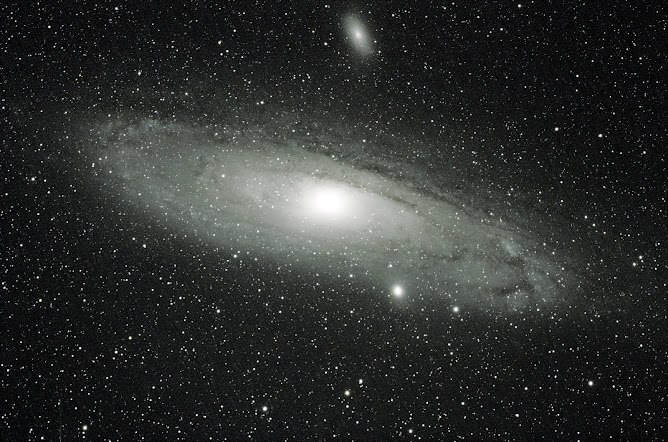 Galaxia de Andrómeda en blanco y negro.