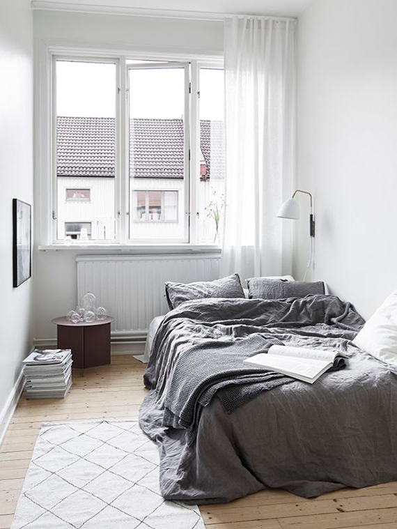 Handmade linen bedding. Image via Stadshem