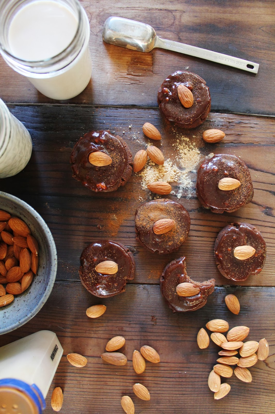 This Rawsome Vegan Life CHOCOLATE ALMOND COOKIES WITH FUDGY FROSTING
