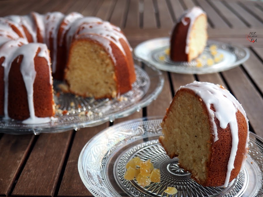 Bundt cake con limón, jengibre y pimienta, perfecto para el desayuno y la merienda. Con glaseado de limón.