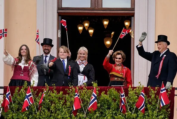 King Harald V, Queen Sonja, Crown Prince Haakon, Crown Princess Mette-Marit, Princess Ingrid Alexandra and Prince Sverre Magnus