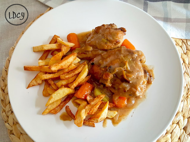 Pollo En Salsa De Verduras Con Guarnición De Patatas Fritas/ Chicken In Vegetable Sauce With Chips
