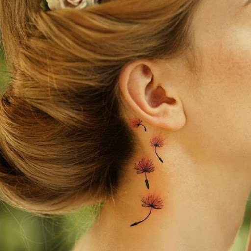 Tatuagem de dente-de-leão atrás da orelha