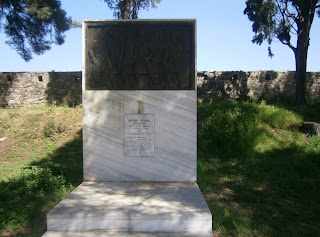 το μνημείο του Πέτρου Ντόβα στον Κήπο των Ηρώων στο Μεσολόγγι
