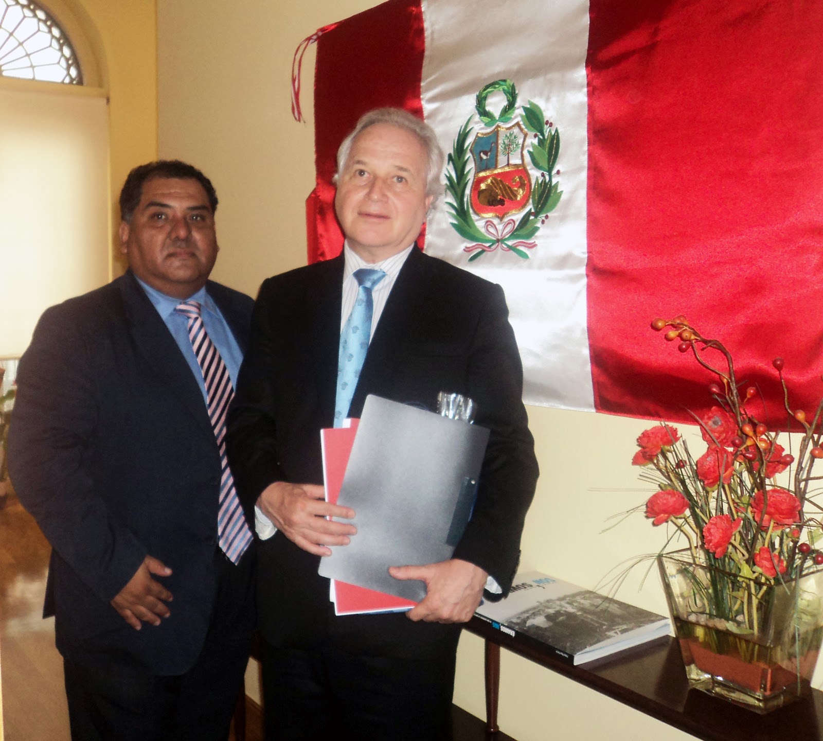 Federación de Asociaciones Peruanas en Galicia Visita del Embajador del Perú en España a la Federación de Asociaciones Peruanas en Galicia Visita del Embajador del Perú en España a la