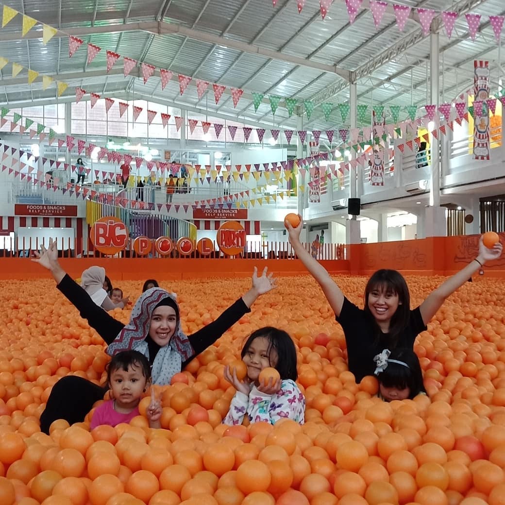 Mandi Sejuta Bola di Centrum Million Balls Bandung - PaperKampung